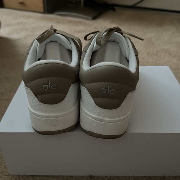 Alo yoga recovery sneaker. - Picture 3 of 6